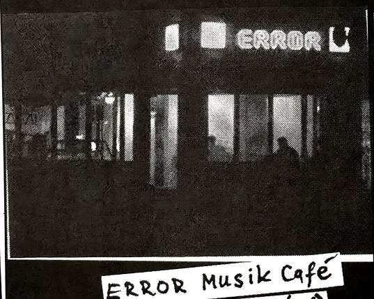Stark kontrastierter Druck eines sw Fotos . 

Hell leuchtet es aus den Scheiben des Clubs "Error" in die Nacht.