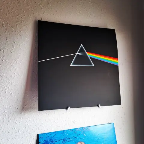 Vinyle "Dark side of the moon" des Pink Floyd accroché au mur