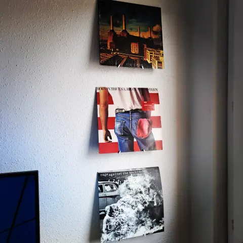 Trois vinyles accrochés les un au dessus des autres.