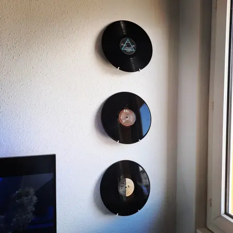 On peut aussi accrocher les disques sans la pochette.
Trois disques accrochés les un au dessus des autres.