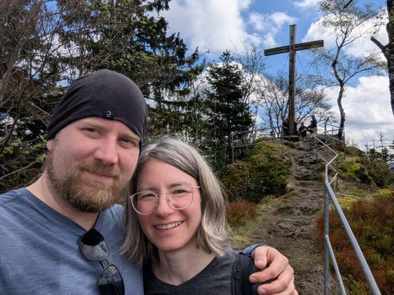 Wir vor dem Gipfelkreuz des "Hennenkobel".