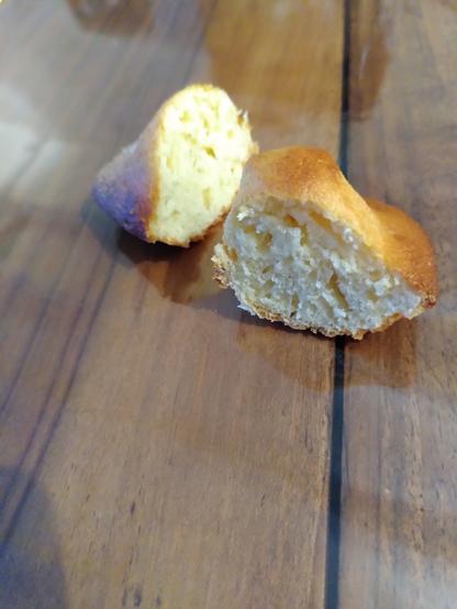 Une madeleine maison coupée en deux