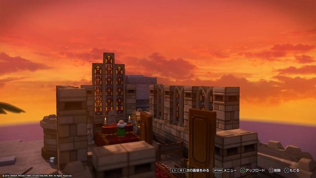 スクリーンショット：中途半端に建てられた（が、ゲームのシステム上では機能が生じている）小さな教会。奥のステンドグラスは西向きなので、これは夕方の情景。NPCのホッホが祈りを捧げている