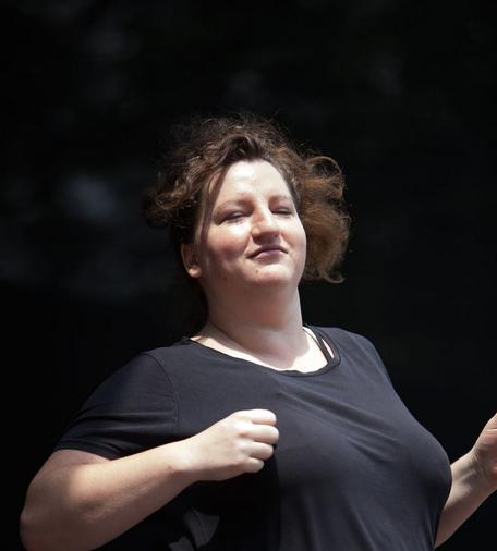 Bild von Anna Matheur im schwarzen T Shirt