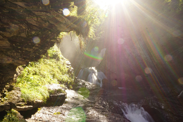 Wasserfall, Lichtstrahlen und Spritzer die das Licht brechen