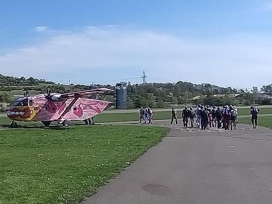 Boarding! Skydiver steigen in die SkyVan ein.