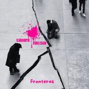 Foto mostrando una calzada atravesada por grandes grietas y con gente paseando. Más el logotipo de Sangre Fucsia y el título "Fronteras".