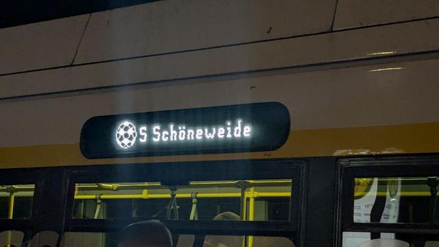 Richtungsanzeiger an einer BVG-Tram: ⚽ S Schöneweide