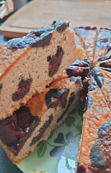 Der Leoparden-Kuchen - jetzt in viele Stücke geschnitten. Eines ist auf die anderen Küchenstücke obendrauf gestellt worden. So sieht man nun zwei weitere Leopardenflecken auf der Seite der Küchenstücke. Die Flecken wirken etwas dichter als die restliche Kuchenmasse, aber die wurden ja auch durch Spritzbeutel gedrückt und mit weiteren Zutaten (Kakaopulver, Karamell) angereichert.