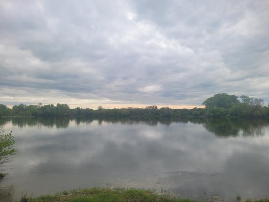 Ciel chargé se reflétant dans la Loire