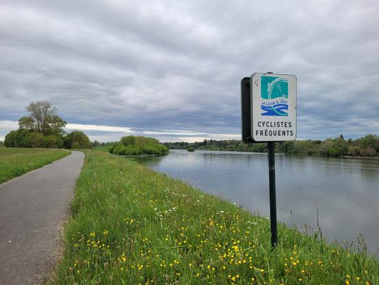 Panneau "cyclistes fréquents" au bord de la Loire à vélo