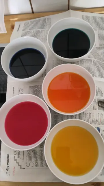 Farben in weißen Schalen
