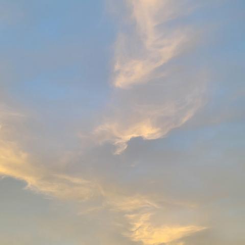 Aufsteigende zarte Wolken