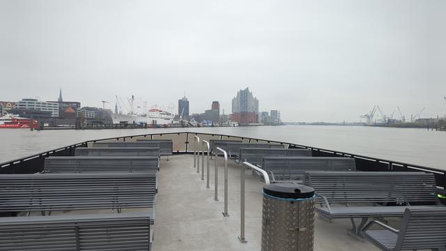 Oberdeck einer HADAG Fähre mit Blick auf die Cap San Diego und Teile des Hafen