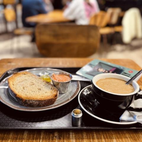 Hoy hay lleno total en la bandeja: café con leche fría de avena, tostada de tomate y aceite, la pastilla y el tomo 7 de Spy x Family.