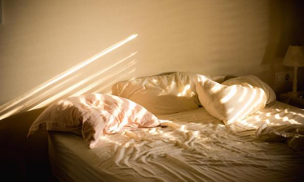 Una cama (StephenSimpsonInc. 858 736 6541 stefuzc@san.rr.com)