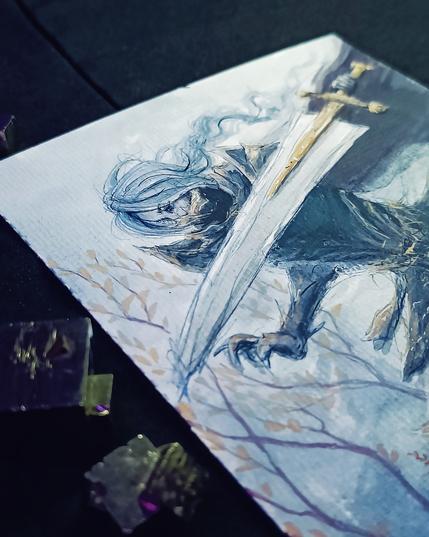 Illustration à l'encre acrylique d'une guerrière solitaire et déterminée, portant une armure sombre et maniant une imposante épée à deux mains. Elle se tient au milieu d'une végétation automnale stylisée, avec des touches de couleur ocre et rougeoyant.