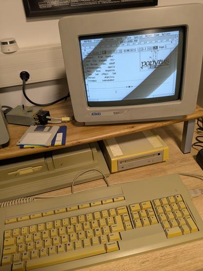 Un Atari Mega STE avec un écran monochrome et le traitement de texte Papyrus