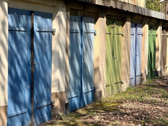 Alte, bunte Garagentüren aus Holz.