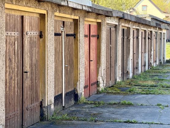 Alte, bunte Garagentüren aus Holz.