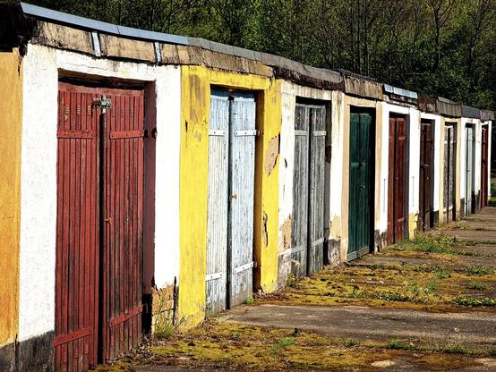 Alte, bunte Garagentüren aus Holz.