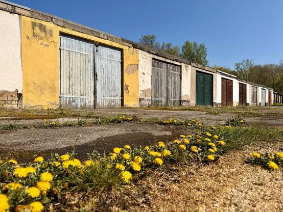 Alte, bunte Garagentüren aus Holz.