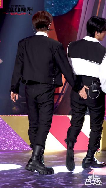 Seungmin pats Changbin's bum