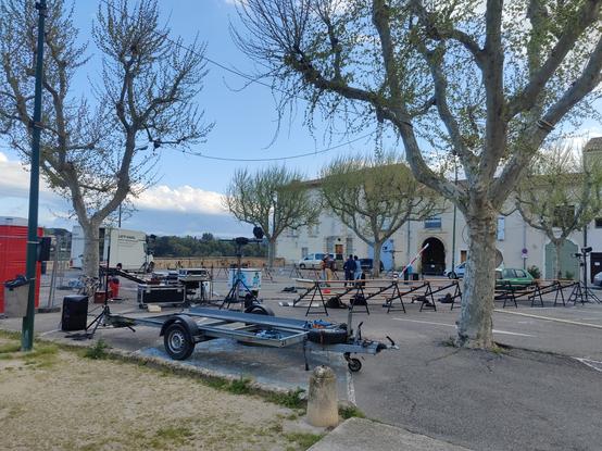 Vue sur la place devant le château avec les gradins installés pour le spectacle du soir.