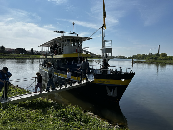Boot de Blauwe Bever aangemeerd in de Jufferswaard