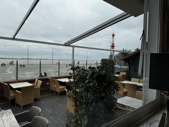Blick auf die Weser aus der Strandhalle in Bremerhaven. Im Vordergrund die Außenterasse der Standhalle