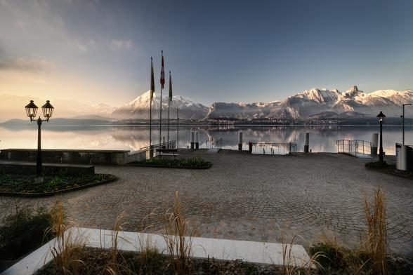 Ländte Hilterfingen am Thunersee mit Niesen und Stockhorn im Morgenlicht.