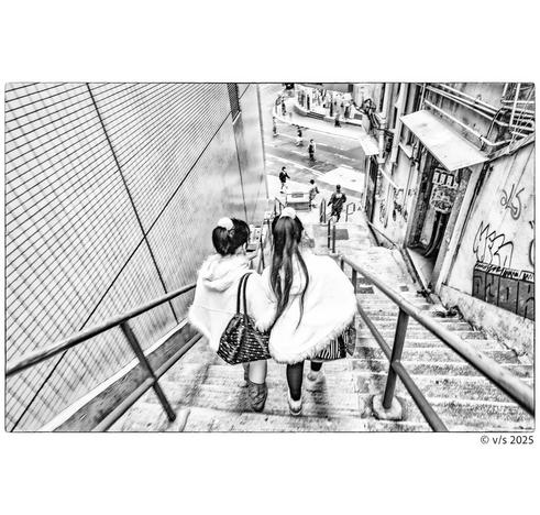 2 Mädchen in Hong Kong die Treppe hinuntergehend