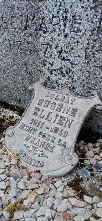 Une vieille plaque avec le nom d'un soldat