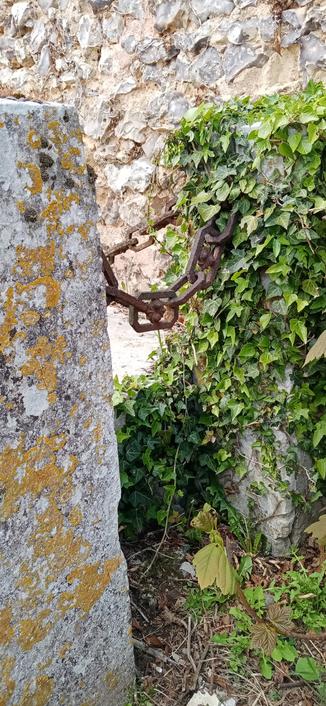 Une chaîne entre deux poteaux de pierre