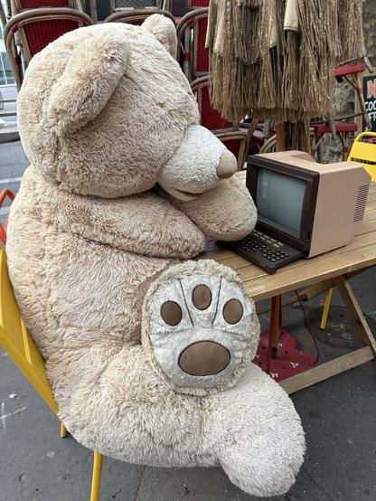 Balade en ville : un nounours des gobelins très technophile ! 

#Nounours #NounourDesGobelins #Minitel #GiscardPunk #EnTerrasse ...