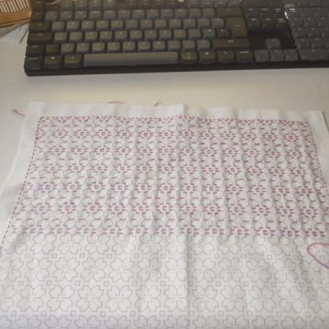 sakura sahsiko pattern, weisses Tuch mit ein paar Reihen in rosa