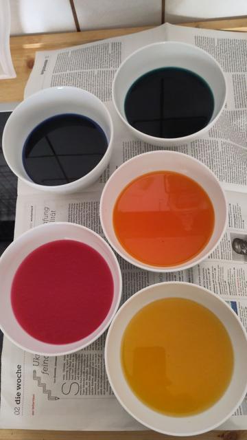 Farben in weißen schalen