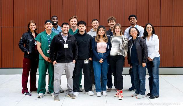 Forscher und Mitarbeiter des Long-term Impact of Infection with Novel Coronavirus (LIINC)-Programms der UCSF stehen am Freitag, den 8. August 2024, im Zuckerberg San Francisco General Hospital in San Francisco. (Foto: Noah Berger)