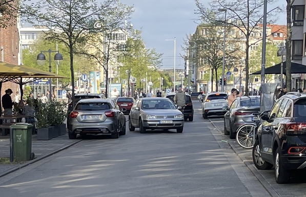 Autogewalt Blockade in der Fahrbahn der Reinen echten Autobefreiten Premium Radverkehrs Anlage
