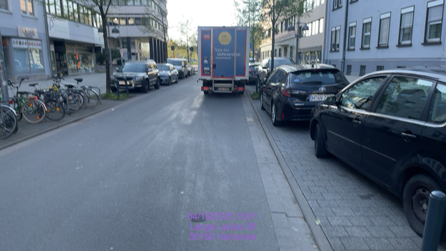 Parkender Lieferverkehr in der Fahrbahn der Fahrradstrasse - Da Weiterhin der der Ruhende- Jetzt offiziell illegal- Verboten Autos in Den Parkbuchten stehen