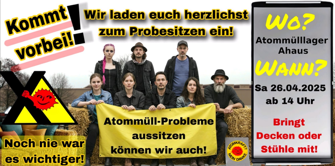 Das Bild zeigt 8 verschiedene Menschen, die mit einem Transparent auf Strohballen sitzen. Sie halten ein Transparent mit dem Protest-Motto fest. Im Hintergrund ist das Atommülllager Ahaus zu sehen. Links isz das Logo der BI- Ahaus zu sehen. Rechts Ort Atommülllager Ahaus 26.4. um 14 Uhr. "Bringt Decken oder Stühle mit"