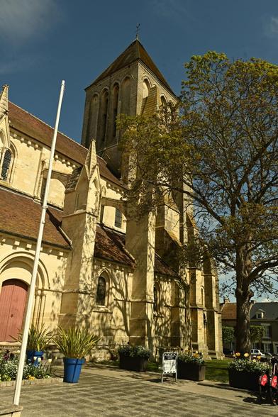 St Samson in Ouistreham, der viereckige rein romanische Turm über der Vierung
