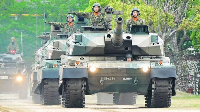 迫力の大行進。第4師団 創立63周年･福岡駐屯地 開設75周年記念行事「観閲行進」。A review parade of tanks and other vehicles.