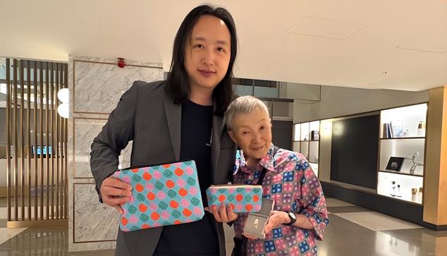Audrey Tang (left), Taiwan’s cyber ambassador and 1st digital minister, and Ms. Masako Wakamiya (right), a nonagenarian app developer from Japan, hold exchanged gifts of Excel art-designed sleeves for digital devices and a Taiwan-shaped bubble tea pin during a special joint birthday meetup in Taipei City.