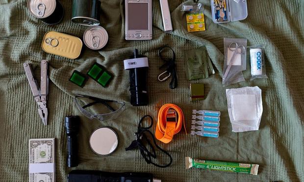 Algunos de los componentes que deberían estar en el kit de supervivencia que la UE recomienda para situaciones de guerra. (Eduardo Parra)