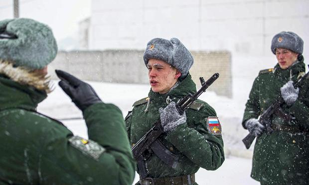 Militares del regimiento de ingenieros-zapadores prestan juramento militar en la región de Voronezh, Rusia, en una imagen de archivo. (Russian Defense Ministry Press Service via AP)