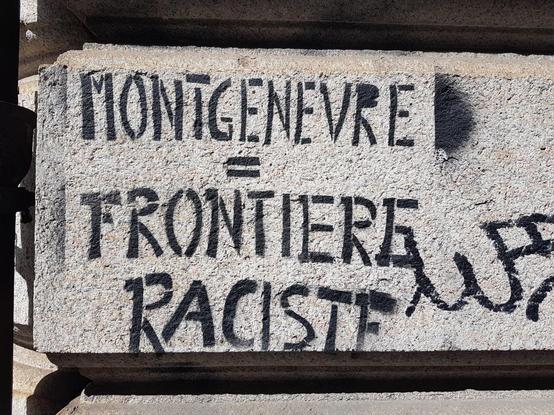 Graffiti "Montgenèvre = frontière raciste"