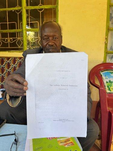 James Bassy montrant un ouvrage sur la résistance de Nandi (Kenya) contre la colonisation britannique.
Photo: Manon Mendret