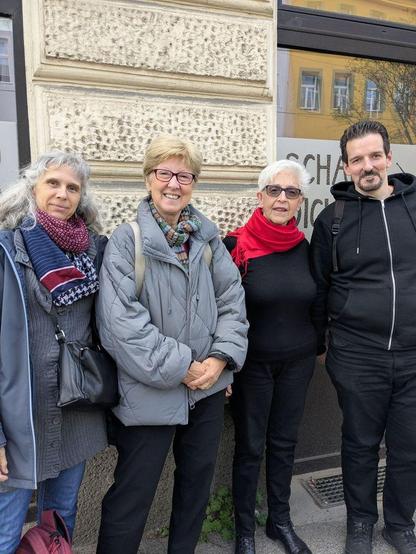 Gruppenfoto mit Sabine Reisinger und Doris Schoch und der Redaktion