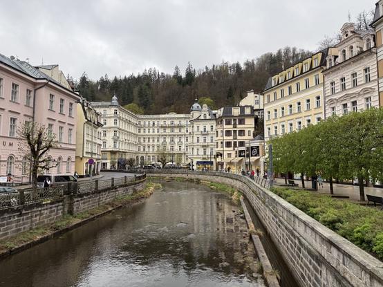 Blick auf das Grandhotel Pupp, bekannt aus dem Band-Film Casino Royal